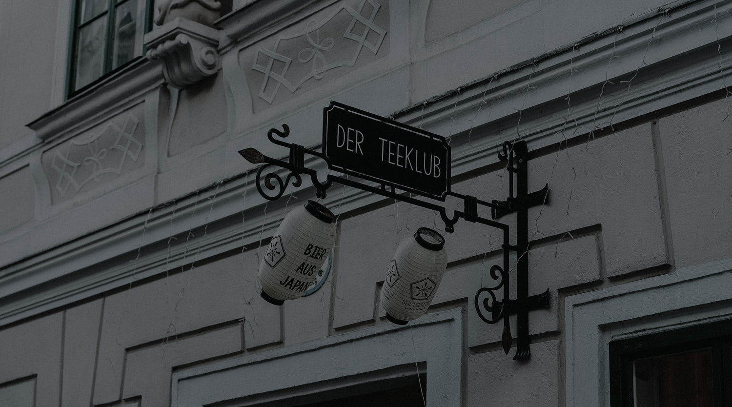 Laternen im Wind vor dem Geschäft am Spittelberg