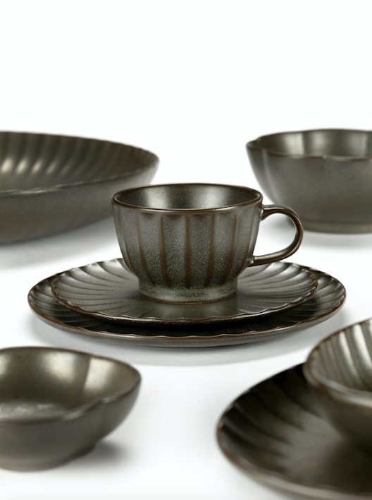 gerillte schwarze Teetasse
