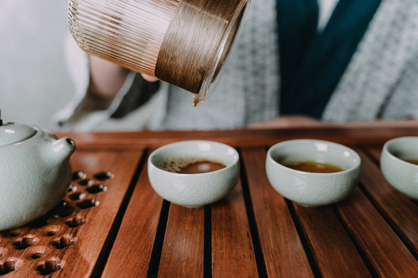 zeremonielle Teetasse mit frischem roten Tee