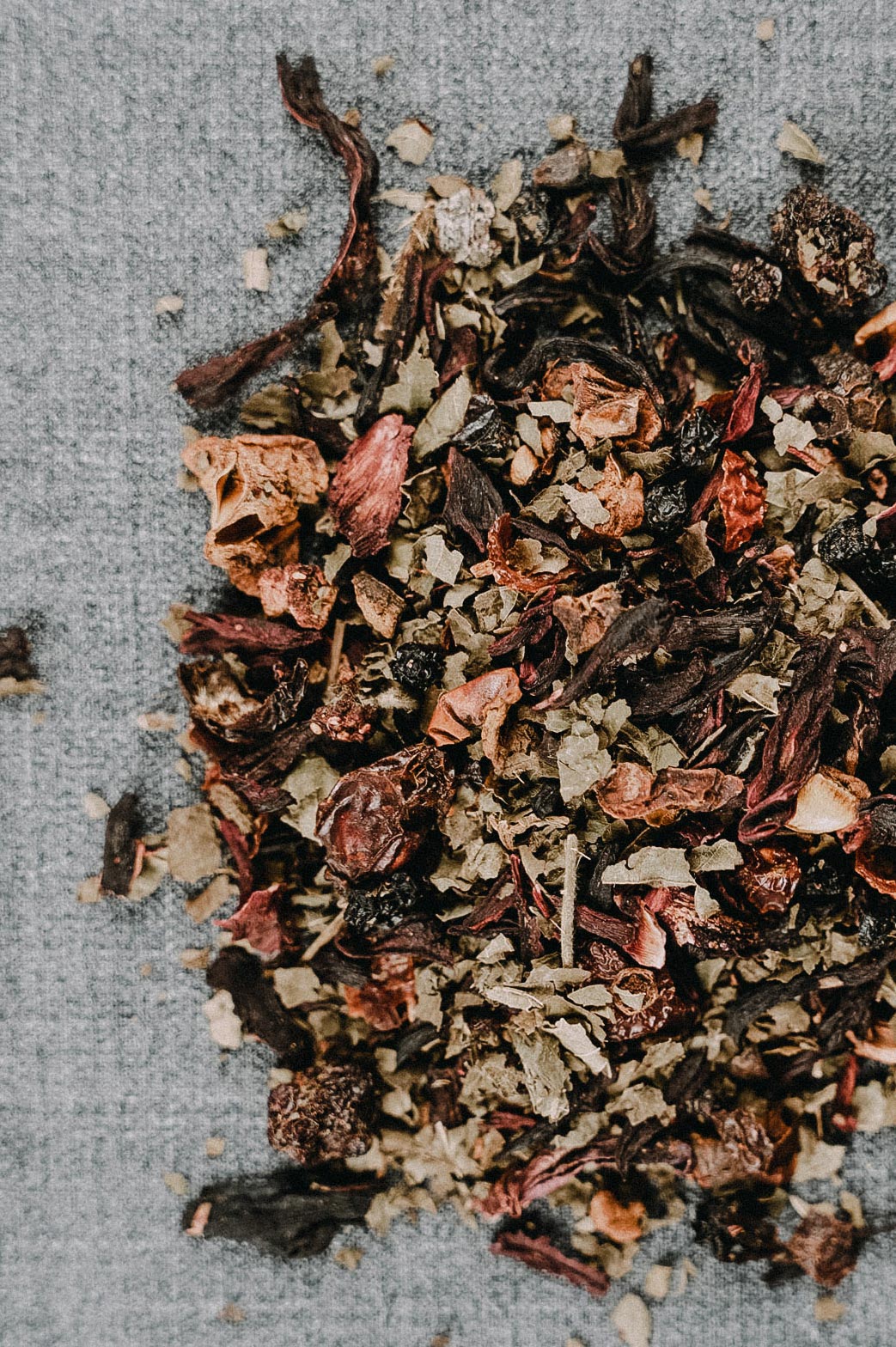 Hibiskusblüten und beruhigende Kräuter von Oben