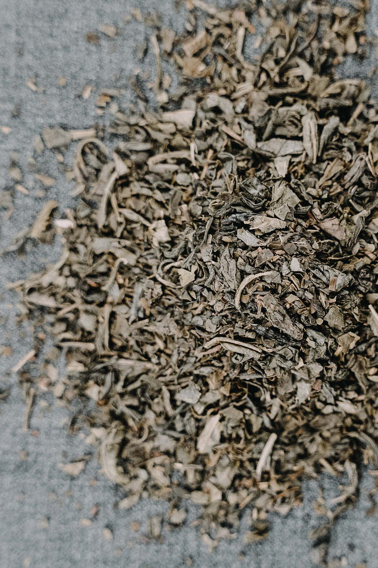 Zweige, Blätter, Grüntee