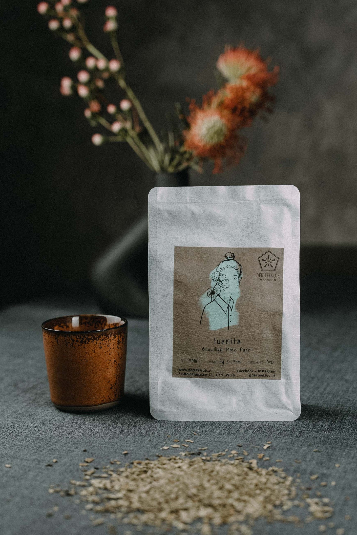 Juanita Mate gestreut auf grauem Tisch