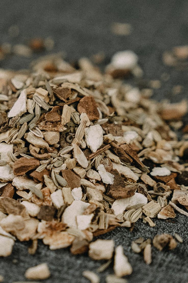 Kräutertee im Fokus mit Fenchel und Orangenschalen