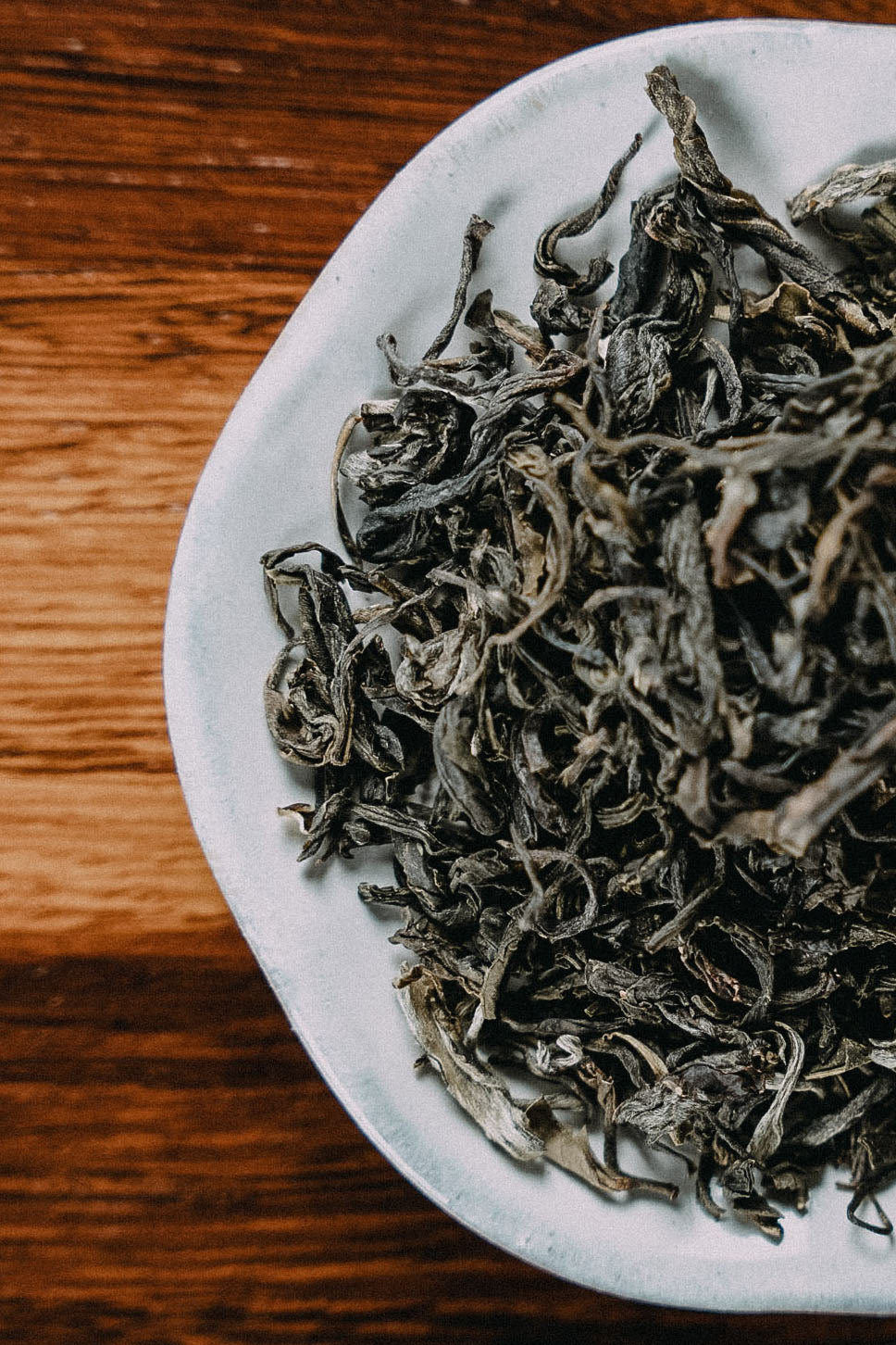 Dunkelgrüner Grüntee Lange und geschwungen