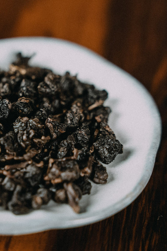 handgerollter hochwertiger Imperial Concubine Oolong auf Keramik