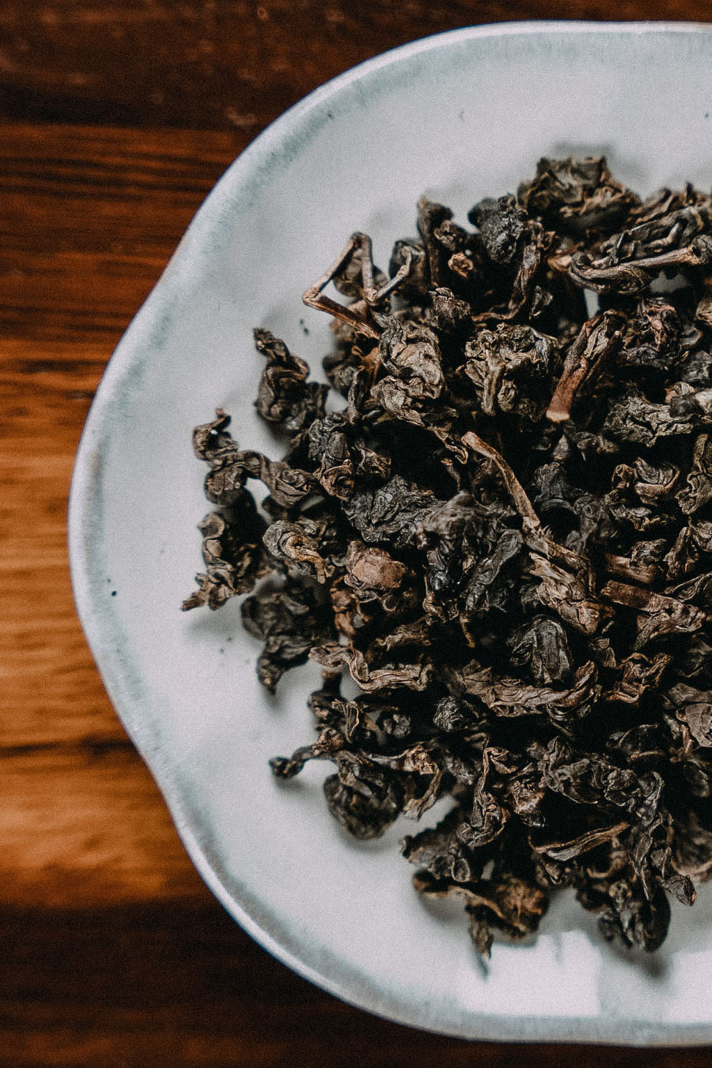 Orchid Island Tee auf weisser Keramik