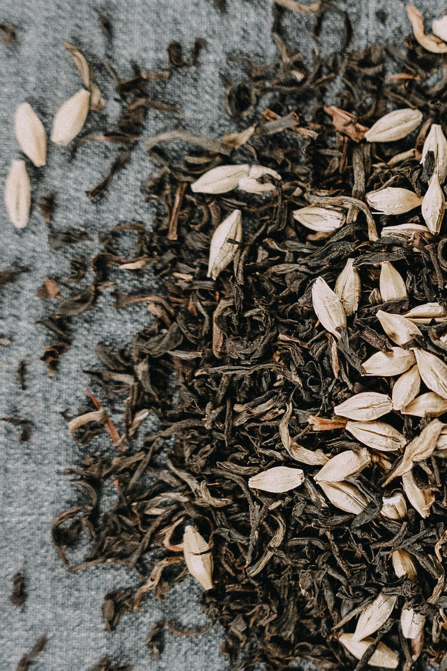 von Oben Gerste und Schwarztee auf grauem Tuch