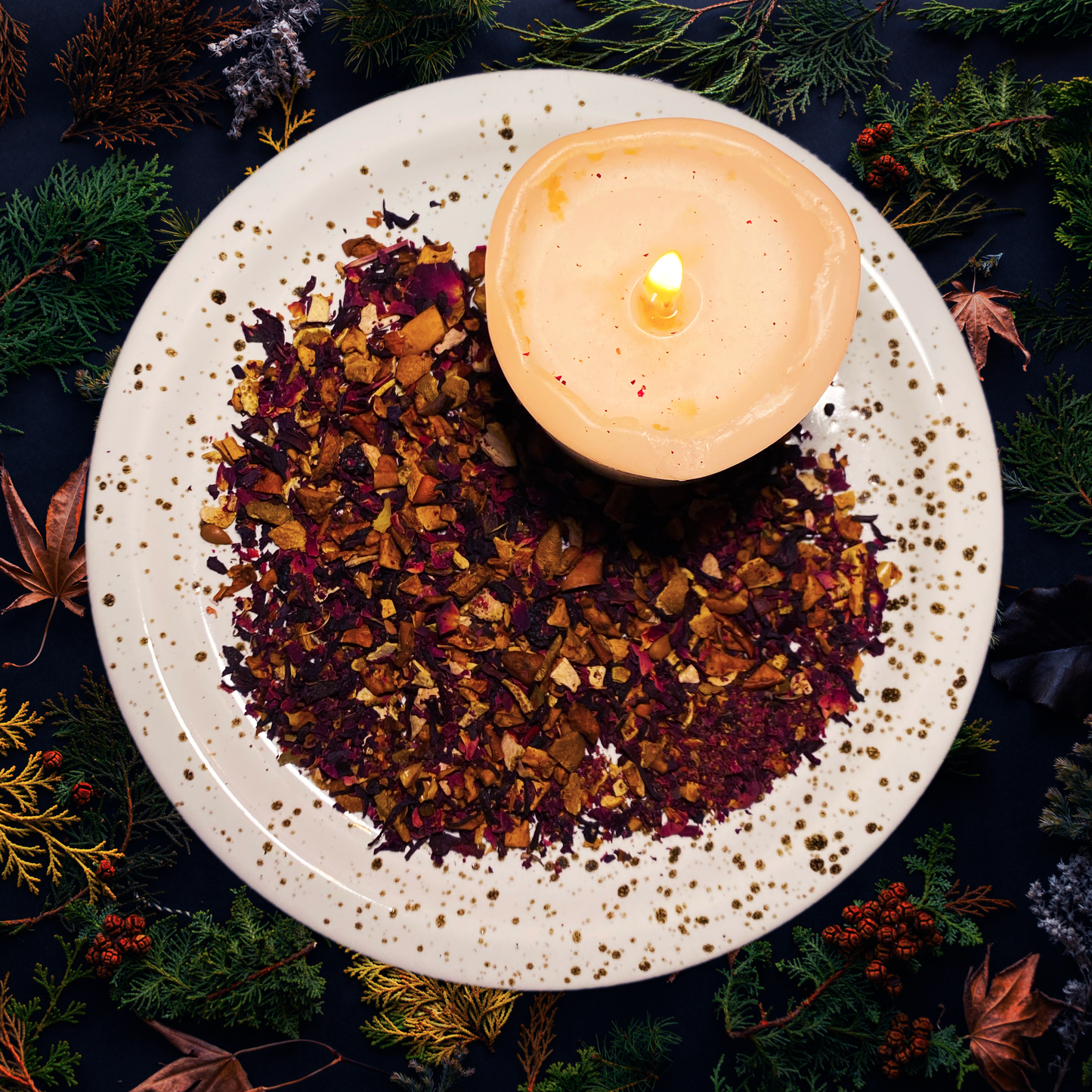 Teller mit Früchtetee und brennender Kerze