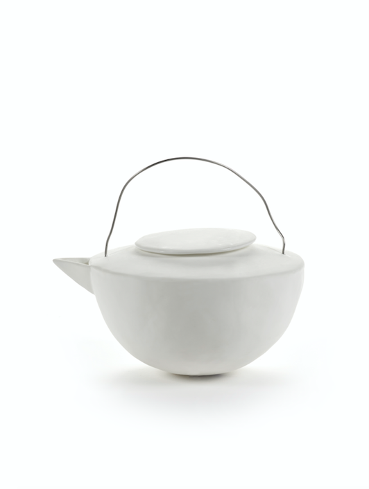 Feine Porcelankanne sichtlich zerbrechlich