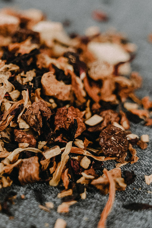 einzelne Rosinen und Apfelstücke