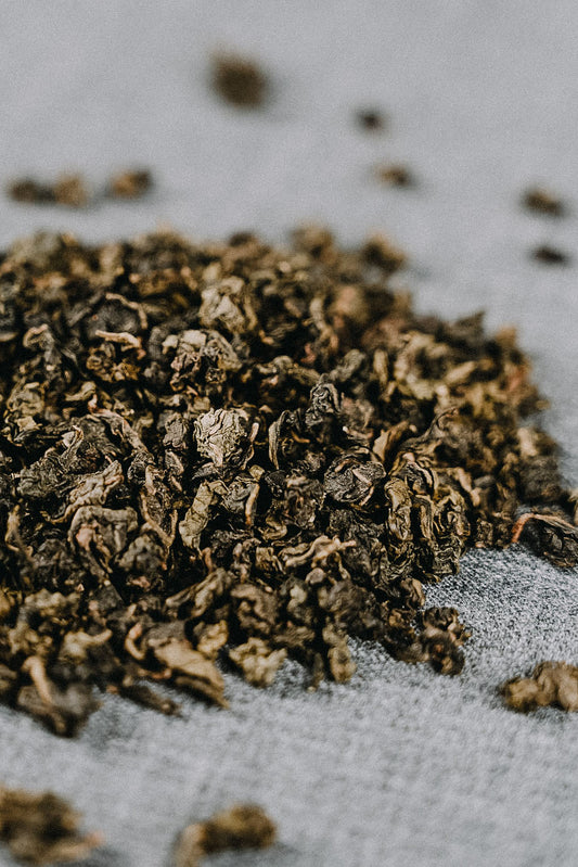 Kleine gerollte Milchige Teeblätter