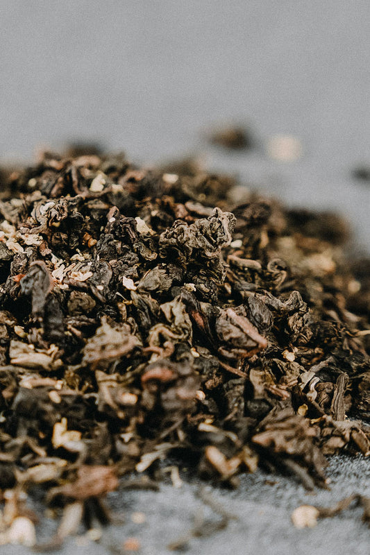 Gerollte Oolongblätter mit hellen Osmanthusblüten