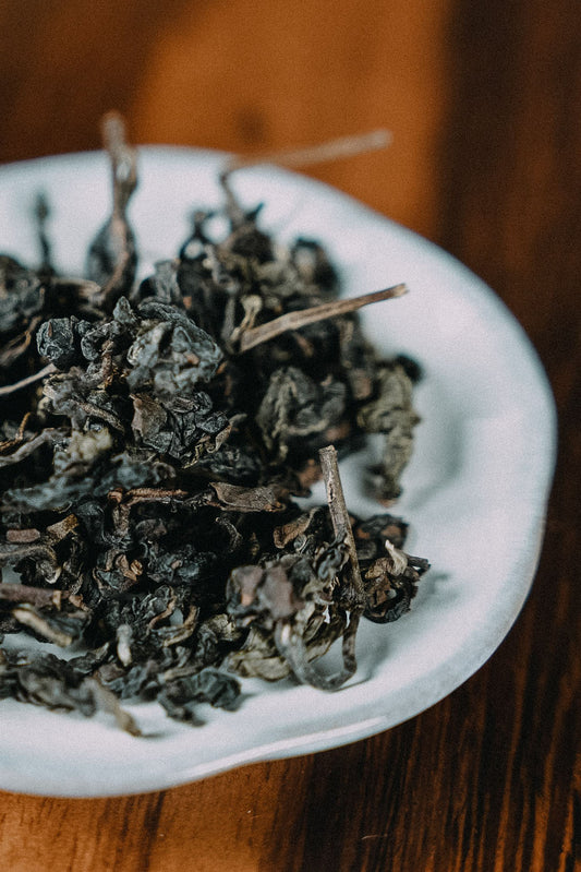 Grüner Oolongtee mit Stängeln