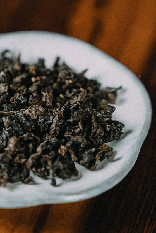 Orchideen Insel aromatischer Oolongtee auf Holztisch