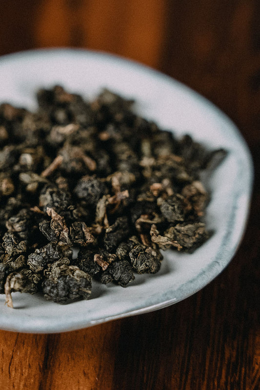 Oolongtee mit Toffeegeschmack auf Holztisch