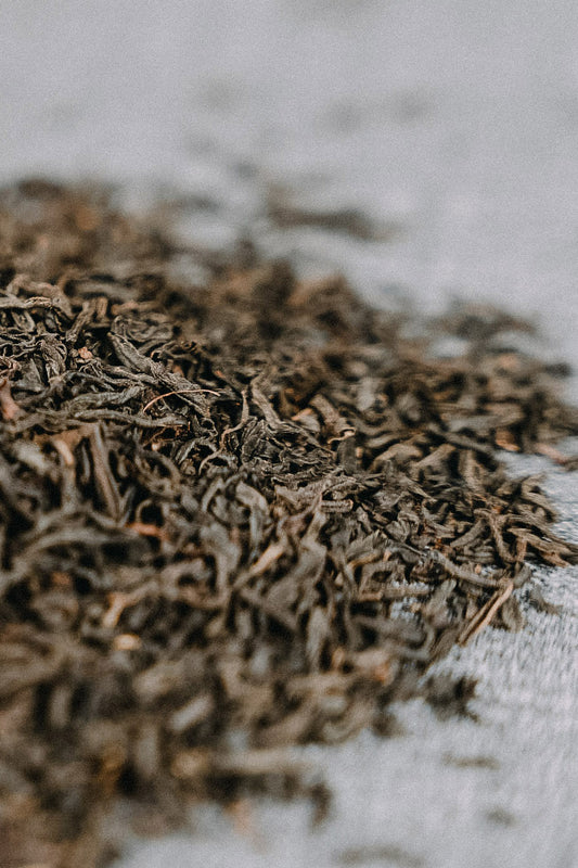 Fokus auf kleine Teeblätter gebrochen